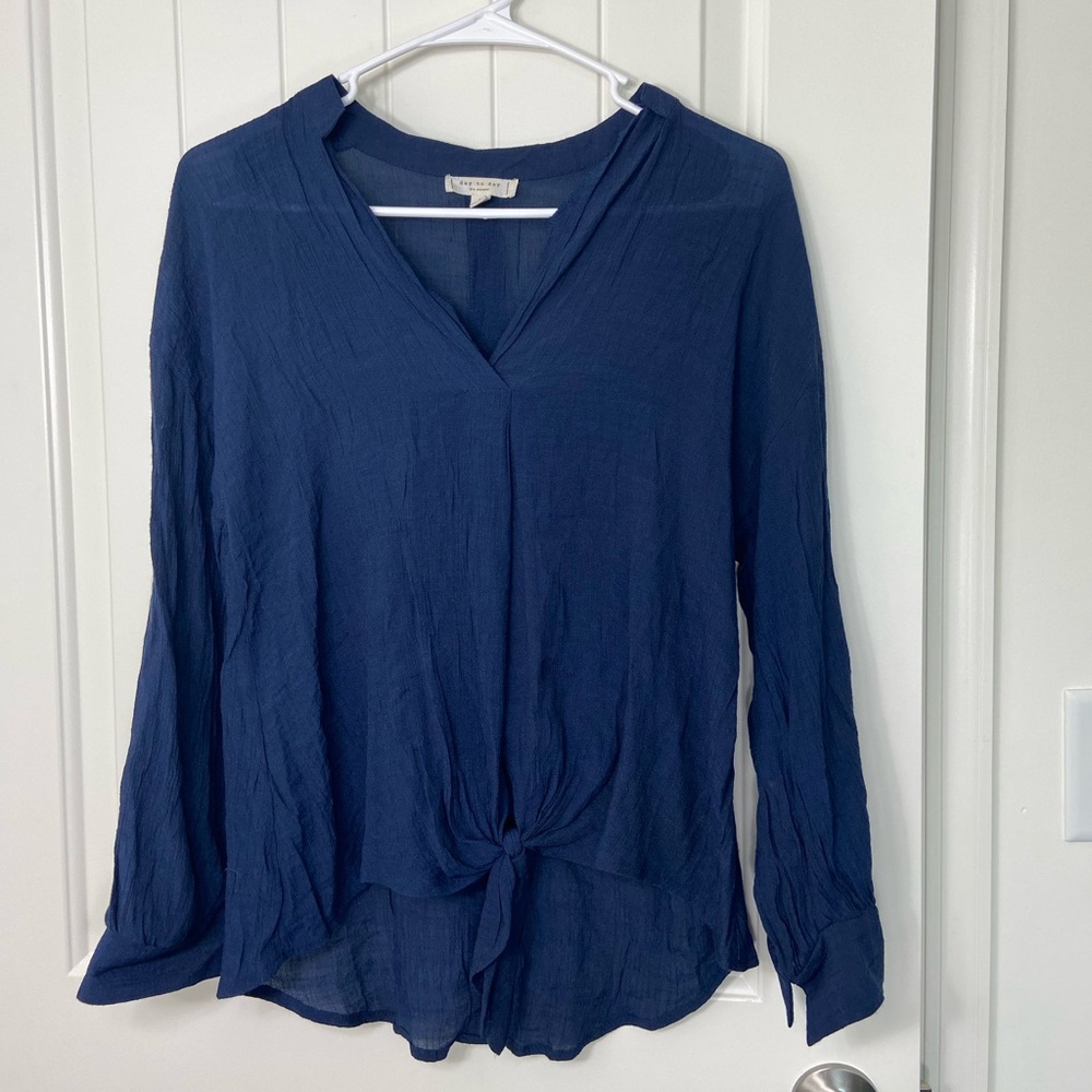 EUC day to‎ day women’s dark navy blue tied knot v-neck lightweight blouse small